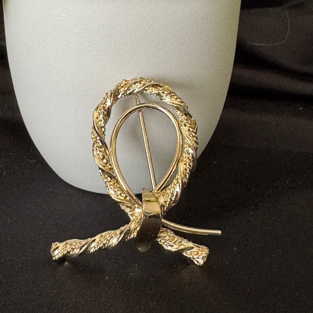 Vintage gold tone rope brooch